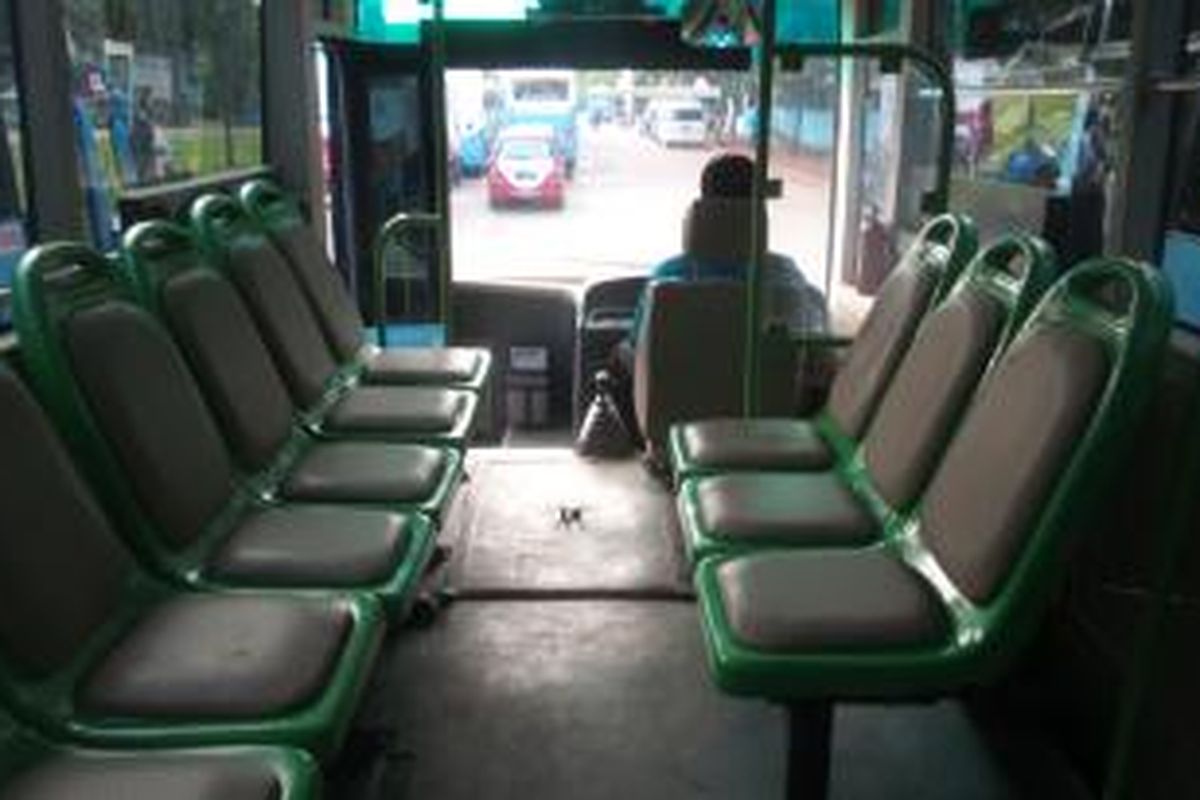 Kondisi interior bus kopaja berstandar transjakarta saat acara peluncuran di Parkir Timur Senayan, Selasa (22/12/2015). Bus ini direncanakan akan dioperasikan sebagai layanan transjakarta  untuk melayani rute di luar koridor busway.