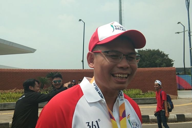Petinju legendaris Chris John berkesempatan membawa obor dalam hari terakhir torch relay Asian Games 2018 di gedung DPR RI, Senayan, Jakarta Pusat pada Sabtu (18/8/2018).