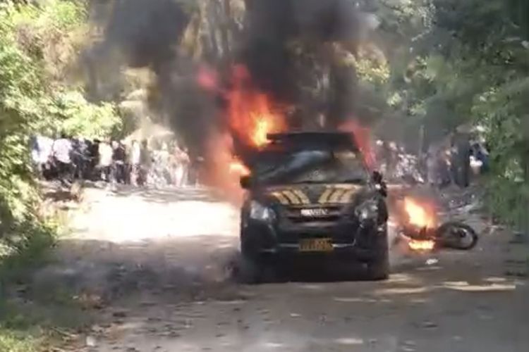 Mobil Polisi Ludes Dihantam Bom Molotov saat Bentrok Warga di Seram Maluku