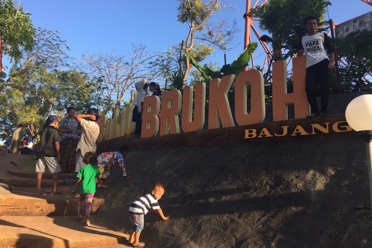 Bukit Brukoh yang awalnya jadi tempat mesum kalangan muda-mudi kini disulap menjadi tempat wisata.