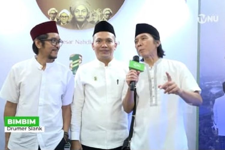 Drummer Slank Bimbim (kanan), Wakil Sekjen PBNU H Rahmat Hidayat Pulungan (tengah) dan gitaris Slank Ridho saat persiapan resepsi puncak 1 Abad NU di kantor PBNU, Jakarta. 