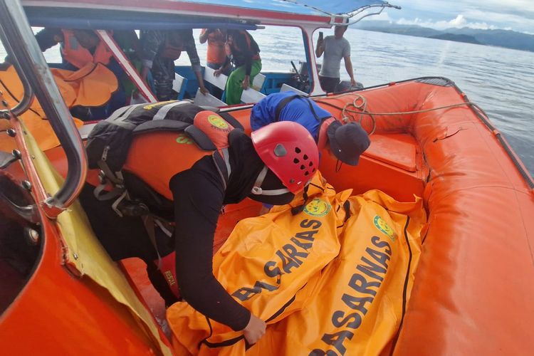 Tim Sar Gabungan saat mengevakuasi jenazah korban tenggelamnya kapal Dolpim Lambung 70 di Kabupaten Tapanuli Tengah (Tapteng), Sabtu (29/6/2024)  