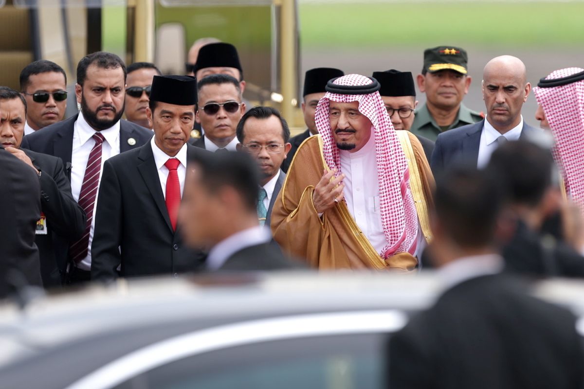 Raja Arab Saudi Salman bin Abdulaziz al-Saud disambut Presiden Republik Indonesia, Joko Widodo di landasan pacu VVIP Bandara Halim Perdanakusuma, Jakarta, Rabu (1/3/2017). Kunjungan Raja Salman ke Indonesia setelah 47 tahun lalu dalam rangka kerjasama bilateral Indonesia - Arab Saudi.
