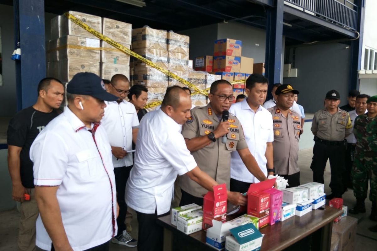 Masker yang disimpan di Jalan Marsekal Surya Darma, Neglasari, Tangerang tak memiliki izin edar dari Kementerian Kesehatan RI. Foto diambil di lokasi, Rabu (4/3/2020).  