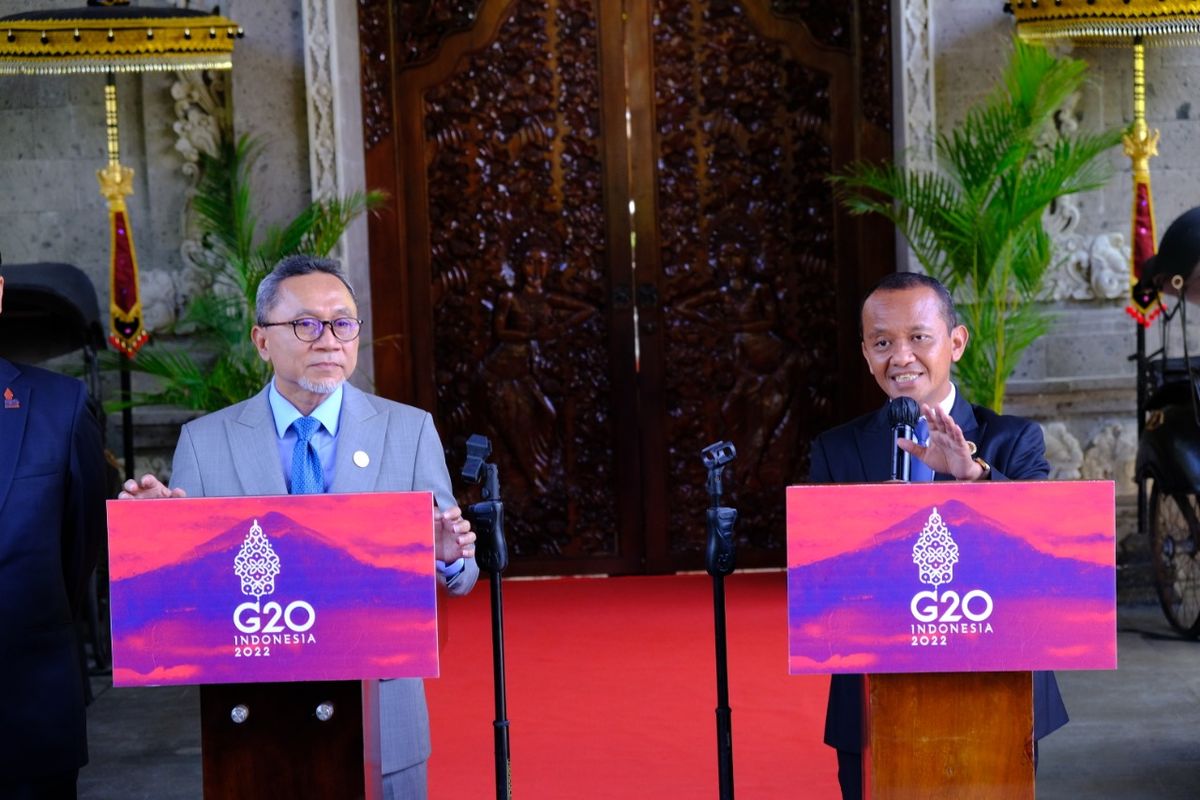 Menteri Investasi Bahlil Lahadalia dan Menteri Perdagangan Zulkifli Hasan memberikan keterangan pers usai menggelar Trade, Investment, and Industry Ministerial Meeting (TIIMM) G20 yang dilaksanakan 22-23 September 2022, di Nusa Dua, Bali.