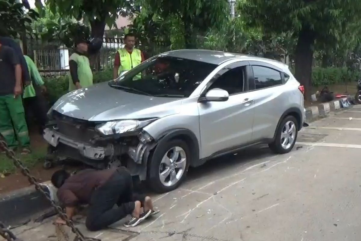 Sebuah mobil berwarna putih menabrak enam motor yang terparkir di sisi kanan Jalan Raya Lenteng Agung, Jagakarsa, Jakarta Selatan, Jumat (1/12/2023).