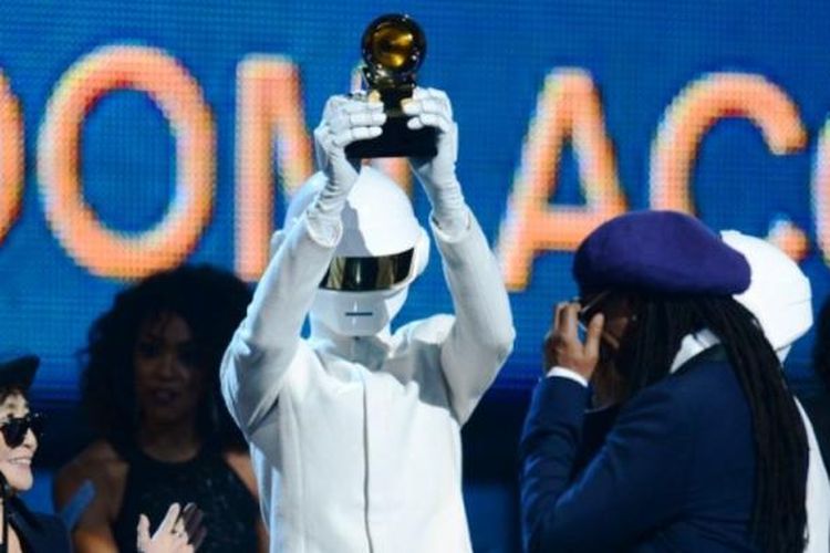 Yoko Ono (kiri) tepuk tangan saat memberikan penghargaan Best Album Of The Year, Grammy Awards ke-56, 2014 atas lagu Random Access Memories dari Daft Punk.