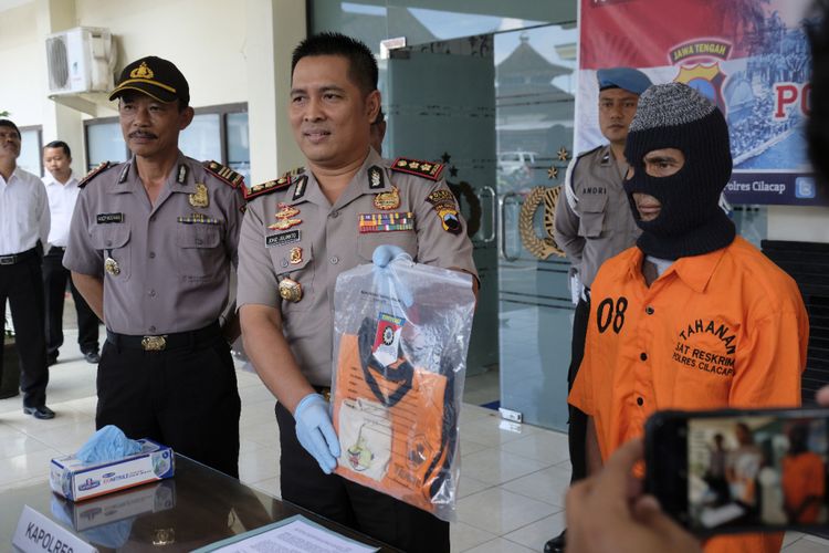 Kapolres Cilacap, Ajun Komisaris Besar Djoko Julianto menunjukkan barang bukti dan pelaku pencabulan puluhan siswi oleh oknum guru, Senin (12/3/2018).