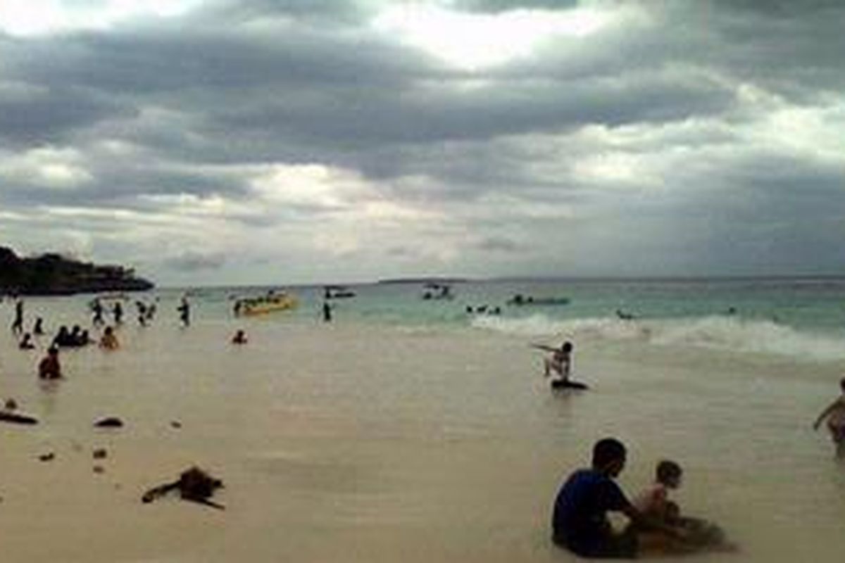 Pengunjung memadati Pantai Bira di Kecamatan Bontobahari, Kabupaten Bulukumba, Sulawesi Selatan.