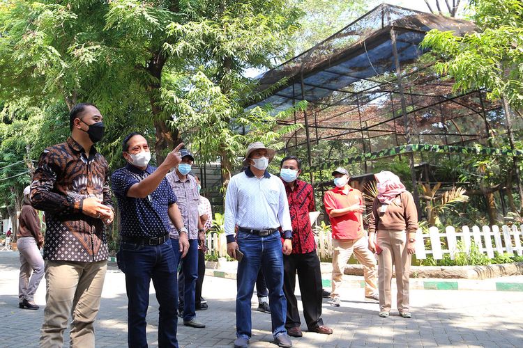 Wali Kota Surabaya Eri Cahyadi meninjau dan mengecek langsung kesiapan protokol kesehatan yang diberlakukan di Kebun Binatang Surabaya (KBS), Sabtu (2/10/2021).