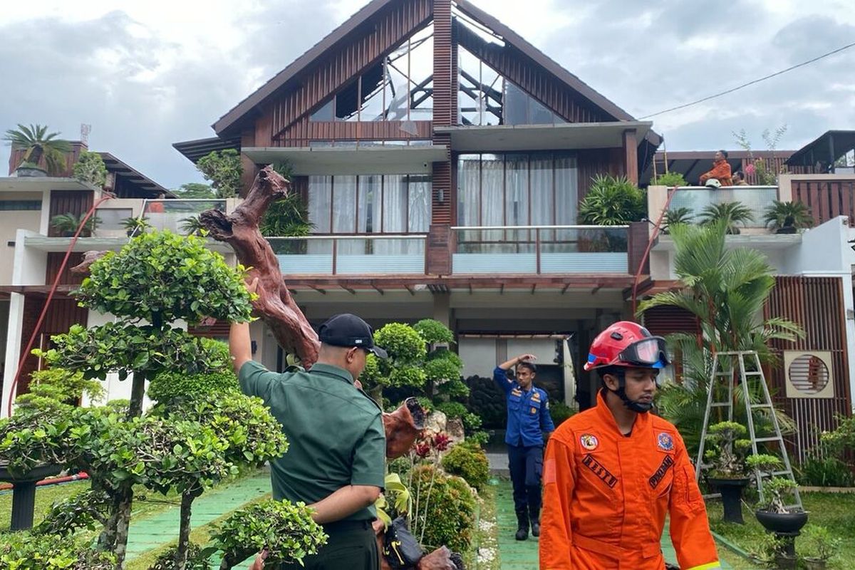 Bangunan lantai dua rumah mewah di Kecamatan Kampak Kabupaten Trenggalek Jawa Timur terbakar, Senin (10/03/2025). Kerugian ditaksir mencapai Rp 500 juta.