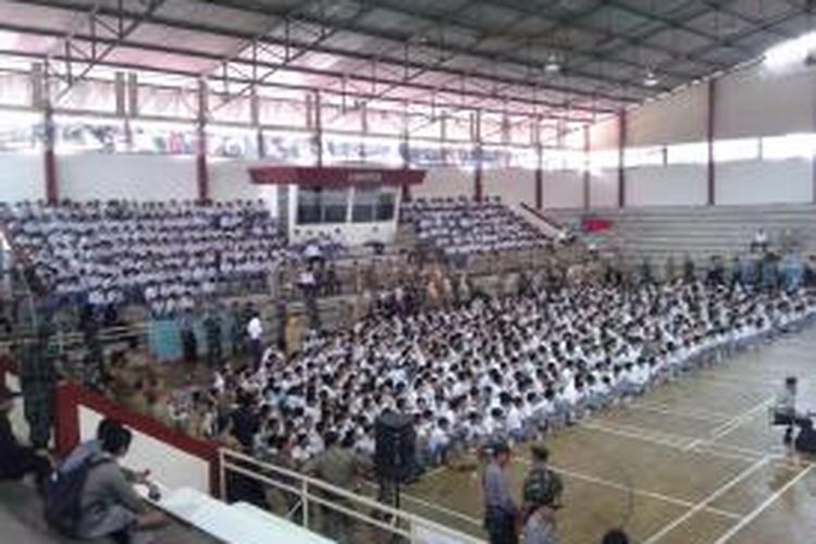 Sedikitnya 2000 siswa SMK di Kota Magelang mengikuti Prasasti Damai di Gor Samapta Magelang, Senin (24/11/2014). Kegiatan yang diadakan oleh Polres Magelang itu untuk menekan angka tawuran yang sering terjadi di Kota ini dan melibatkan siswa SMK.
