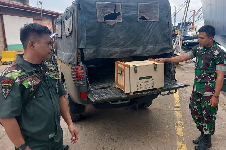 Kegiatan pengawalan munisi hampa 105 mm yang akan digunakan untuk kegiatan Tembakan Kehormatan saat pelaksanaan detik-detik proklamasi dari Pelabuhan Tanjung Priuk menuju Pelabuhan Semayang, Senin (22/4/2024).