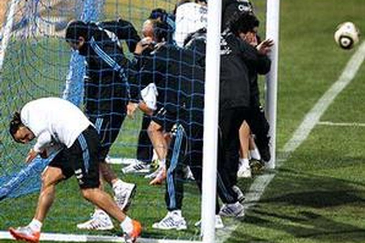 Pemain-pemain Argentina yang menjalani hukuman dalam sesi latihan tim, Rabu (29/6/2010).