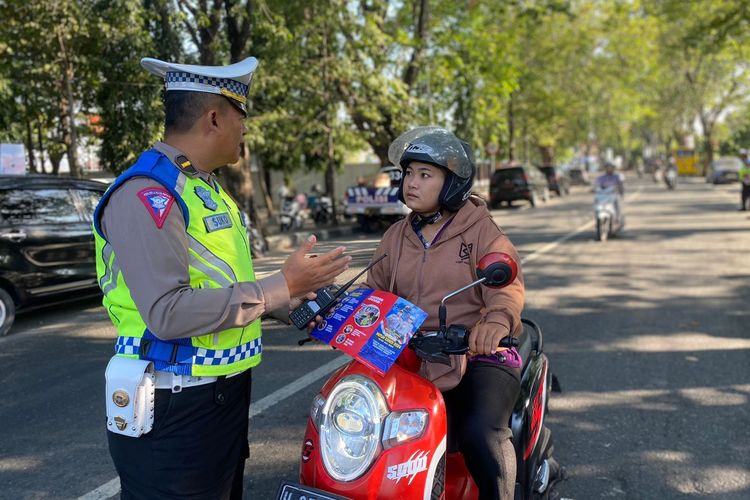 Ilustrasi razia atau pemeriksaan kendaraan di jalan raya. STNK Motor Baru Belum Jadi, Pengendara Tetap Kena Tilang Meski Bawa STCK