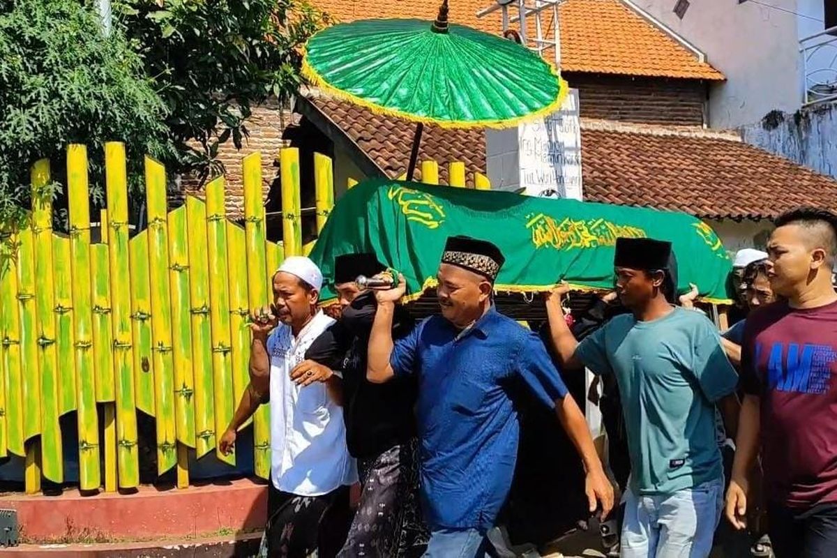 Jenazah Tulus Widianto, korban penusukan oleh tetangganya sendiri menuju pemakamn umum Blandongan Kota Pasuruan, Selasa (10/12/2024).