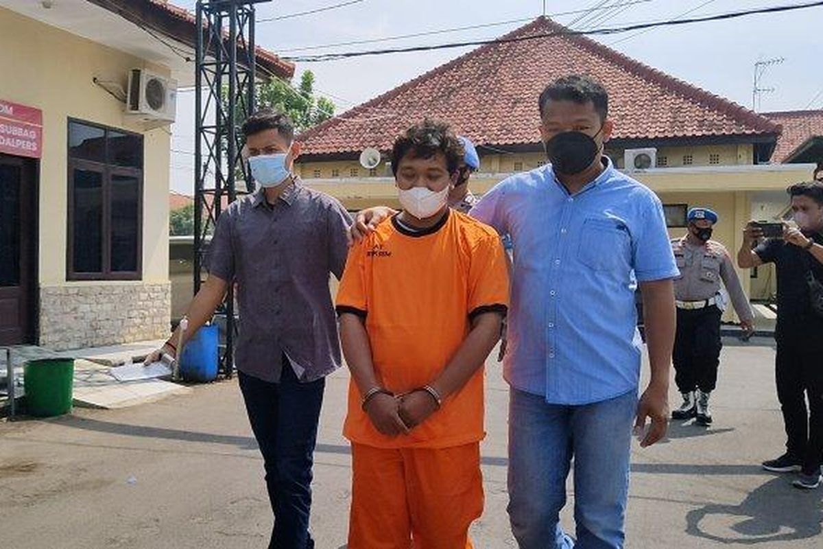 Pelaku yang habisi nyawa sopir taksi online saat dihadirkan dalam konferensi pers di Mapolres Indramayu, Selasa (2/8/2022).
