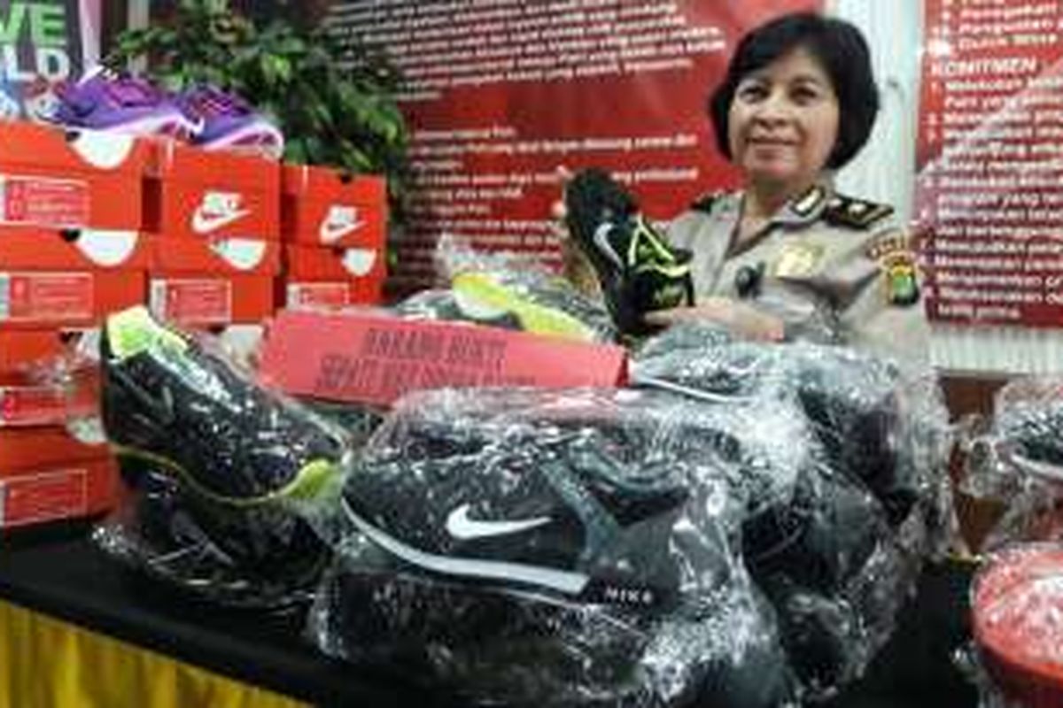 Barang bukti berupa sepatu merek Nike palsu yang disita polisi di Mapolda Metro Jaya pada Jumat (30/9/2016).