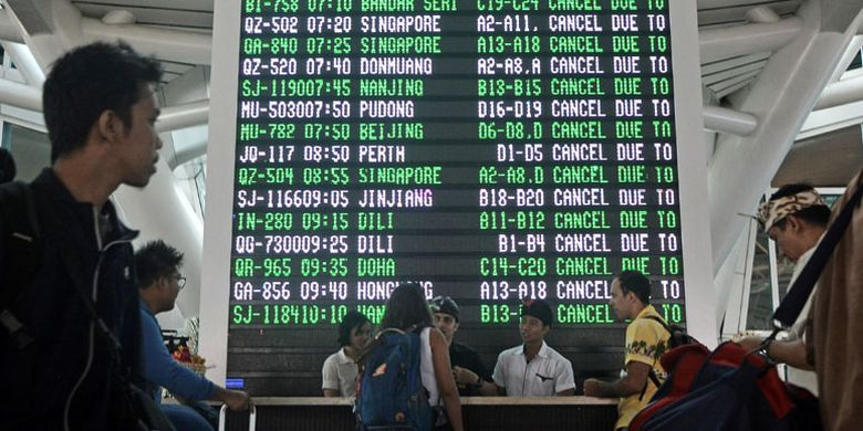Sejumlah warga negara asing mencari informasi di Terminal Internasional Bandara Ngurah Rai, di Denpasar, Bali, Senin (27/11/2017). Bandara Ngurah Rai menutup semua penerbangan pada Senin mulai pukul 07.00 WITA karena terdampak abu vulkanis letusan Gunung Agung.