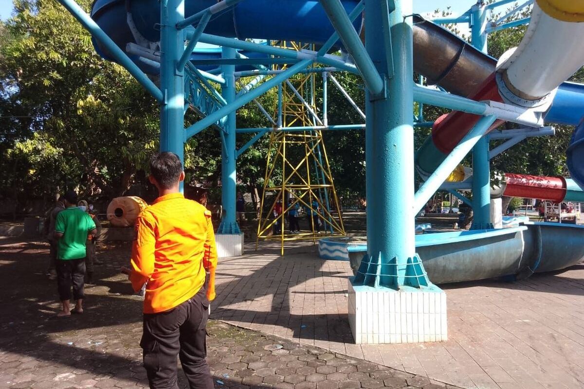 Petugas mengamati lokasi ambrolnya perosotan Kenjeran Park Surabaya, Sabtu (7/5/2022).