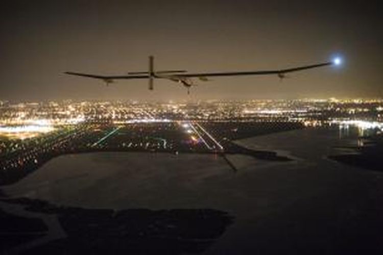 Pesawat uji coba Solar Impulse HB-SIA yang dikemudikan oleh Andre Borschberg terbang dekat Bandara JFK, New York, Sabtu (6/7/2013). Pesawat bertenaga surya ini menyelesaikan perjalanan lintas Amerika Serikat pada Sabtu malam dan mendarat di New York.