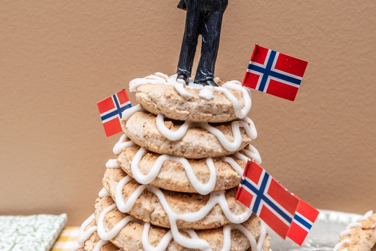 menyajikan Kransekage untuk makanan perayaan tahun baru di Denmark