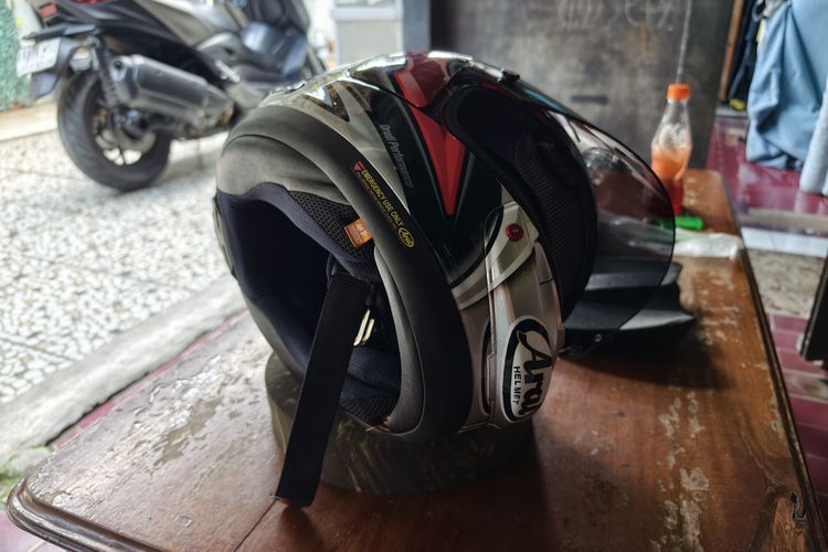 Cara menyimpang helm yang benar