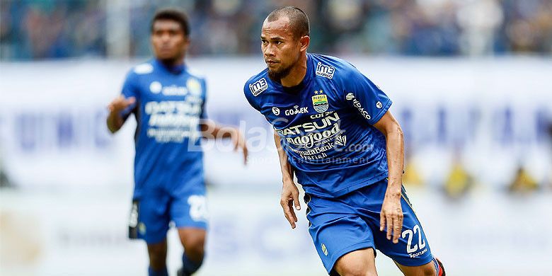 Aksi bek Persib Bandung, Supardi Nasir, saat tampil melawan Sriwijaya FC pada partai pembukaan Piala Presiden 2018 di Stadion Gelora Bandung Lautan Api, Kab. Bandung, Selasa (16/1/2018).

