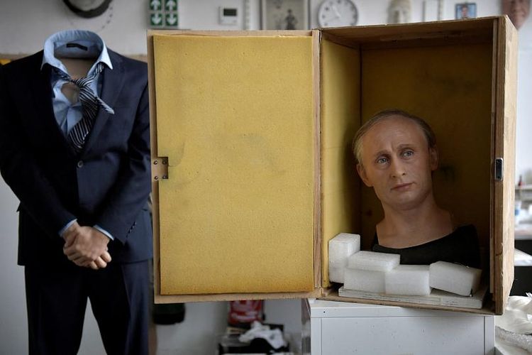 Kepala patung lilin Presiden Rusia, Vladimir Putin dimasukkan ke dalam kotak untuk ditaruh di gudang penyimpanan. (Julien de Rosa/AFP)