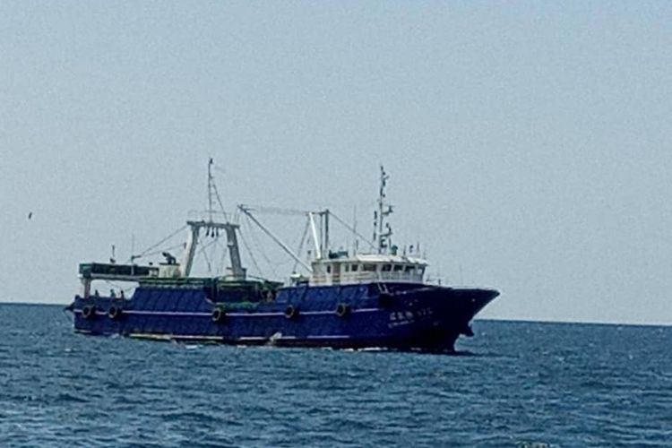 Kapal ikan berbendara China bernama Luqing Yuan Yu 211, tempat bekerja 3 ABK Indonesia yang kini terlantar di Somalia.
