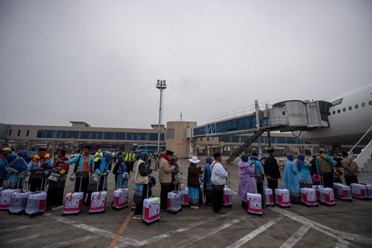 The Great Silence of Piety: Risiko di Balik Kesabaran Jamaah Haji dari Desa