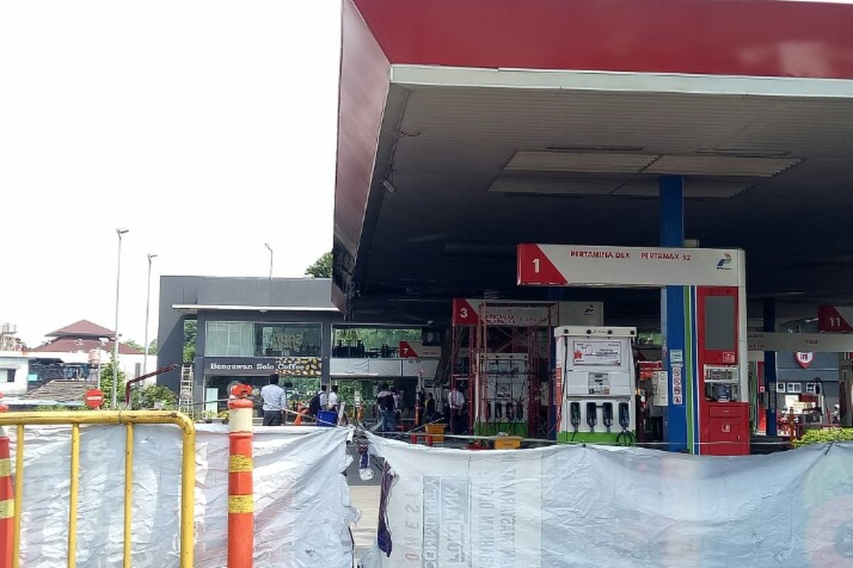 Kebakaran terjadi di Stasiun Pengisian Bahan Bakar Umum (SPBU) Jalan MT Haryono, Tebet, Jakarta Selatan,  Minggu (1/12/2019). Kebakaran tersebut akibat ditabrak pengendara mobil yang langsung melarikan diri. 