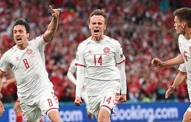 Penyerang Denmark, Mikkel Damsgaard (kanan), berselebrasi bersama rekannya setelah mencetak gol pada pertandingan Grup B Piala Eropa antara Rusia vs Denmark di Parken Stadium, Kopenhagen, Senin (21/6/2021) atau Selasa dini hari WIB.