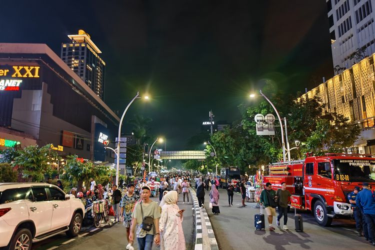Jalan Sudirman-Thamrin pada malam tahun baru 2024, Minggu (31/12/2023). 
