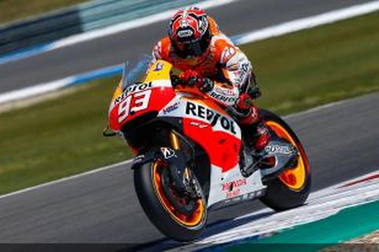 Pebalap Repsol Honda asal Spanyol, Marc Marquez, membalap di Sirkuit Assen pada sesi kualifikasi GP Belanda, Jumat (27/6/2014).