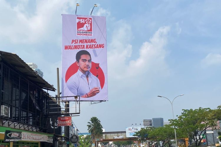 DPD PSI Kota Depok memasang baliho dukungan Kaesang Pangarep sebagai calon wali kota Depok di Jalan Margonda Raya, Depok.