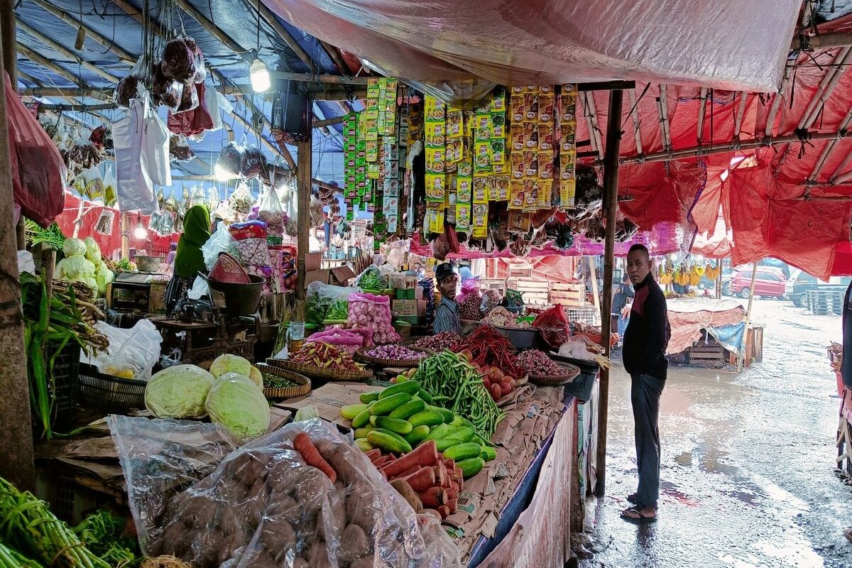 Harga beras, cabai, telur serta beberapa bahan pokok lainnya naik dengan kisaran Rp 600 hingga Rp 10.000 di Pasar Anyar Kota Tangerang, Rabu (21/12/2022). Kenaikan harga ini terjadi menjelang libur Natal 2022 dan tahun baru 2023.