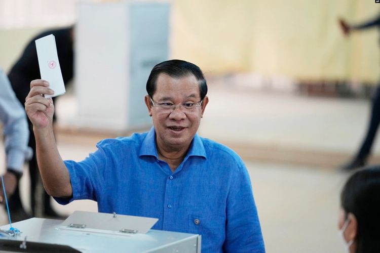 Cambodia's Prime Minister Hun Sen casts his ballot at a polling station in Takhmua in Kandal province, southeast of Phnom Penh, Sunday, June 5, 2022. Photo AP via VOA 