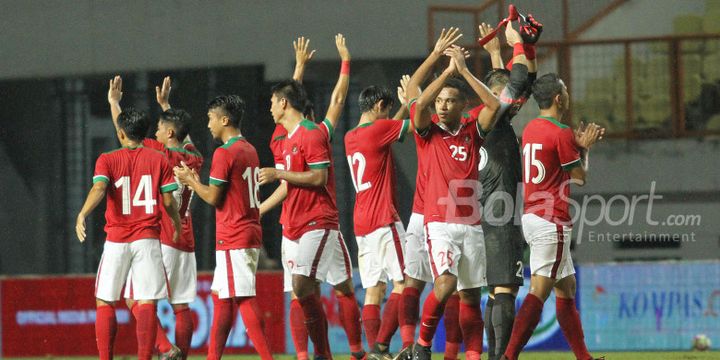 Pemain timnas Indonesia memberikan tepuk tangan sebagai ucapan terima kasih pada penonton yang sudah hadir di Stadion Wibawa Mukti, Cikarang, Kab. Bekasi, setelah kalah 0-1 melawan timnas U-23 Suriah pada Sabtu (18/11/2017).