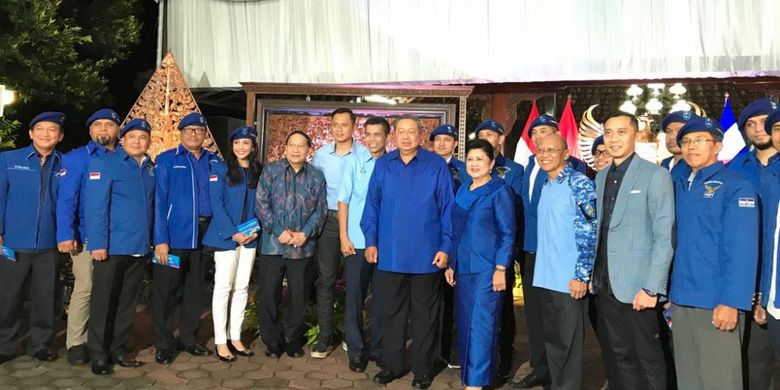 Ketua Umum Partai Demokrat Susilo Bambang Yudhoyono berfoto bersama para kader baru Partai Demokrat, di kediamannya, Puri Cikeas, Bogor, Kamis (15/2/2018).