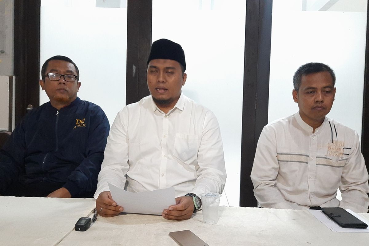 Perwakilan Pesantren Terpadu Darul Qur'an Mulia, Abdurrahman didampingi para guru saat konferensi pers di Pesantren Terpadu Darul Qur'an, Gunung Sindur, Kabupaten Bogor, Jawa Barat, Senin (23/12/2024) malam