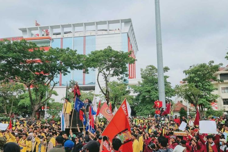 Ribuan massa melakukan aksi penolakan kenaikan harga BBM di depan Gedung DPRD Jateng, Semarang, Kamis (8/9/2022).