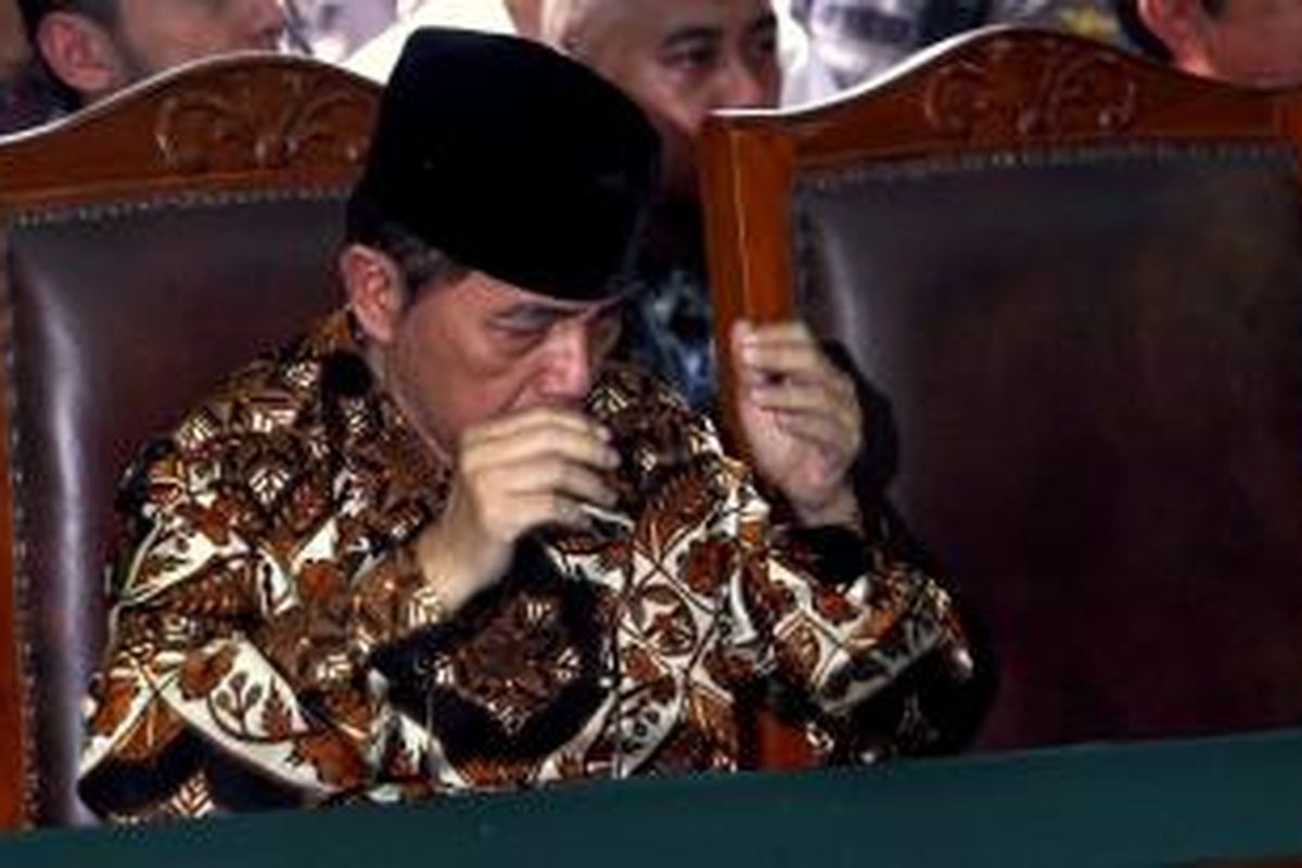 Hakim Pengadilan Negeri Jakarta Selatan, Haswandi mengabulkan permohonan gugatan praperadilan penetapan tersangka mantan Dirjen Pajak, Hadi Poernomo dari Komisi Pemberantasan Korupsi (KPK). Putusan itu dibacakan Haswandi selaku hakim tunggal dalam agenda sidang putusan praperadilan penetapan tersangka Hadi Poernomo di Pengadilan Negeri (PN) Jakarta Selatan, Selasa (26/5/2015) petang. Tampak mantan Ketua Badan Pemeriksa Keuangan (BPK) Hadi Poernono menyempatkan diri berdoa saat jalannya persidangan.