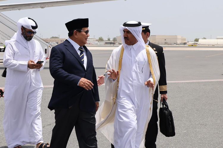 Menteri Pertahanan RI sekaligus presiden terpilih Prabowo Subianto bertolak ke Qatar usai memenuhi undangan Presiden Unit Emirat Arab, Syekh Mohamed bin Zayed Al Nahyan (MBZ), Senin (13/5/2024).  Prabowo tiba di Qatar, pada Selasa (14/5/2024) waktu setempat. Ia disambut HE Secretary General of the Ministry of Foreign Affairs of the State of Qatar, Ahmad Al-Hamadi dan Atase Pertahanan RI, Kolonel Laut (T) Hariyanto.