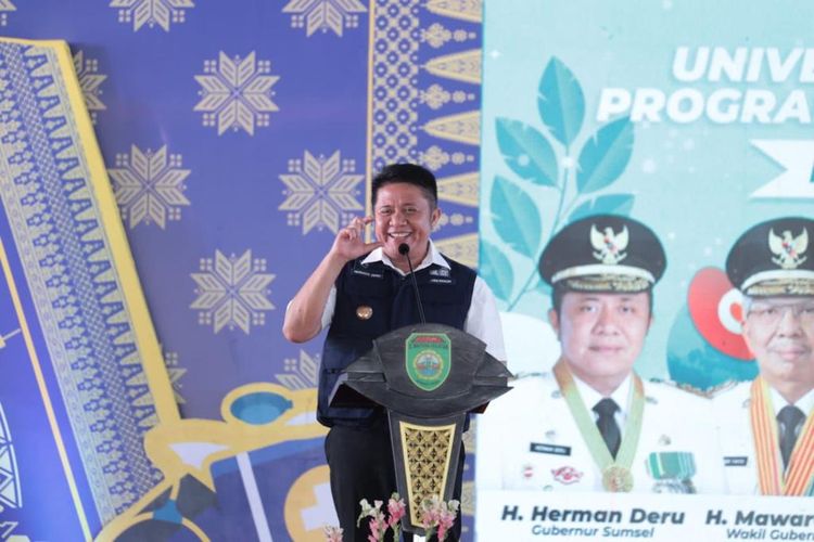 Gubernur Sumatera Selatan (Sumsel) Herman Deru saat meluncurkan Universal Health Coverage (UHC) program Jaminan Kesehatan Sumsel Berkat (Berobat Pakai Kartu Tanda Penduduk (KTP)) di Rumah Dinas Gubernur Sumsel Griya Agung, Palembang, Rabu (13/9/2023).