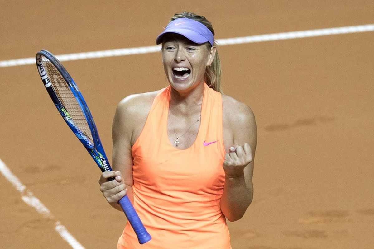 Petenis Rusia, Maria Sharapova, melakukan selebrasi seusai mengalahkan petenis Estonia, Anett Kontaveit, pada babak perempat final Stuttgart Terbuka, di Stuttgart, Jerman, 28 April 2017.