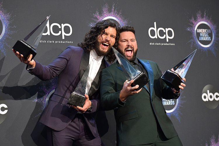 Dan Smyers (kiri) dan Shay Mooney dari Dan + Shay berpose usai meraih penghargaan Favorite Song - Country untuk lagu 'Speechless' dan Favorite Duo or Group Country, dalam American Music Awards (AMAs) 2019 di Microsoft Theater, LA, AS, Minggu (24/11/2019) waktu setempat. Selain pembacaan pemenang nominasi, ajang penghargaan tahunan yang kembali dihelat untuk ke-47 kalinya itu juga diisi dengan penampilan istimewa sejumlah musisi papan atas dunia.