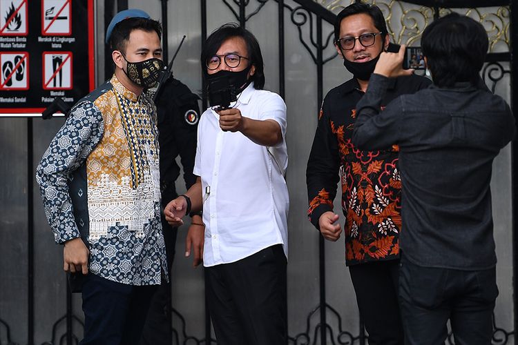 Aktor Raffi Ahmad (kiri), Andre Taulany (kanan),  dan penyanyi Ari Lasso berbincang seusai bertemu dengan Presiden Joko Widodo di kompleks Istana Kepresidenan, Jakarta, Selasa (14/7/2020). Kedatangan sejumlah artis, penyanyi, penggiat media sosial dan seniman ke Istana tersebut untuk diminta membantu menyosialisasikan protokol kesehatan dan bahaya COVID-19 kepada masyarakat.