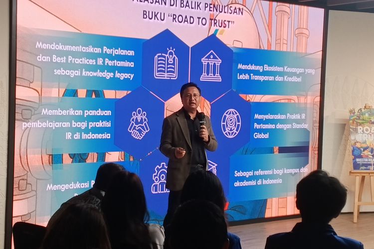 VP Investor Relations Pertamina, Juferson Victor Mangempis saat menceritakan awal mula ingin menulis buku tentang profesi investor Relations (IR) dalam acara Lounching dan Bedah Buku Road to Trust; Investor Relation House (Strategi Pertamina Membangun Relasi Solid Dengan Investor) di BBJ ART Gallery, Menara Kompas Jakarta, Kamis (18/12/2025).