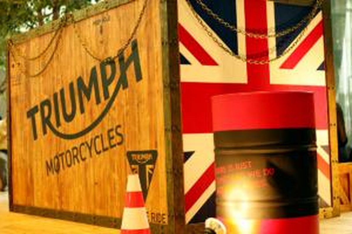 Kontainer atau kotak kayu berisi sepeda motor Triumph. Pengunjung mal diminta menebak tipenya dan mendapat hadiah.